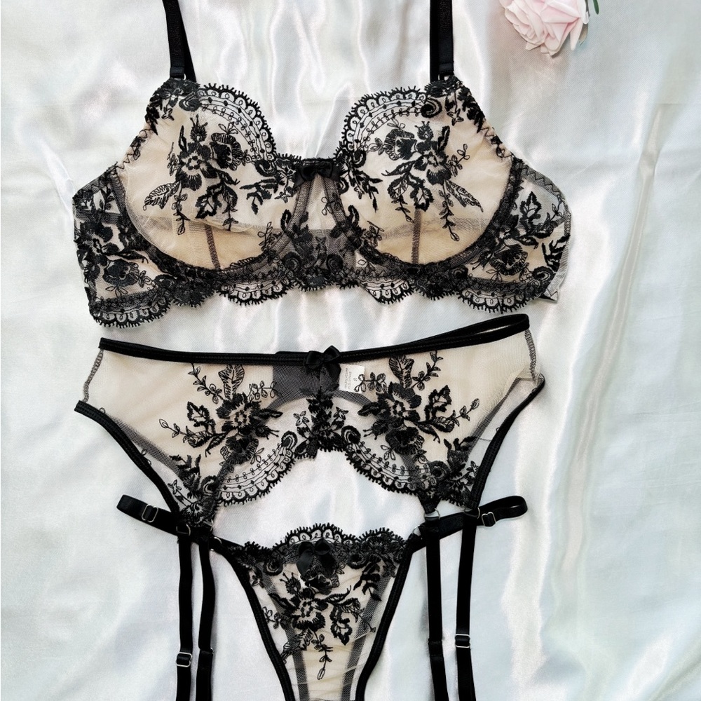 Black Lace Lingerie Set - Picture 7 of 9